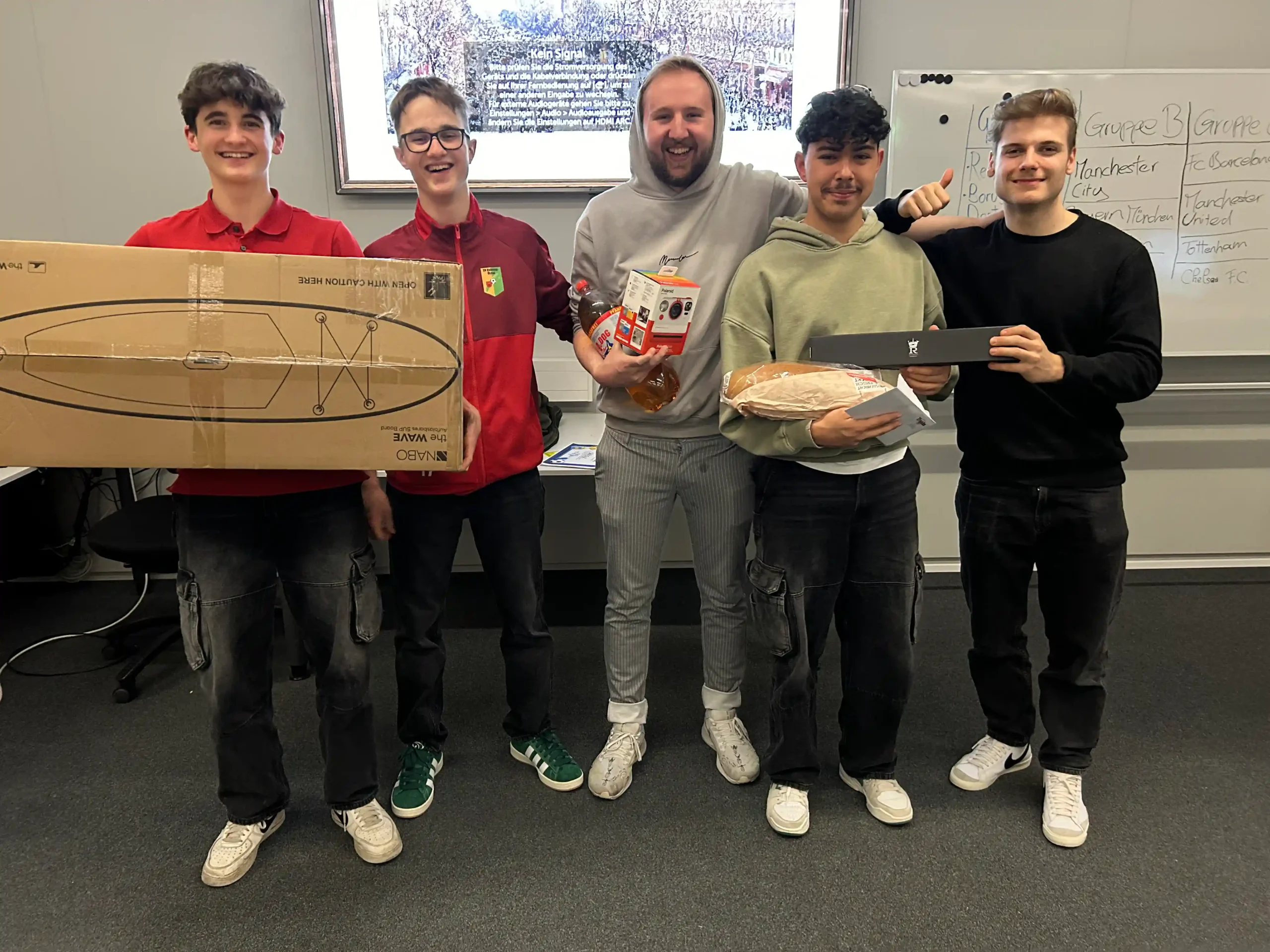 Gruppe von jungen Männern mit Geschenken