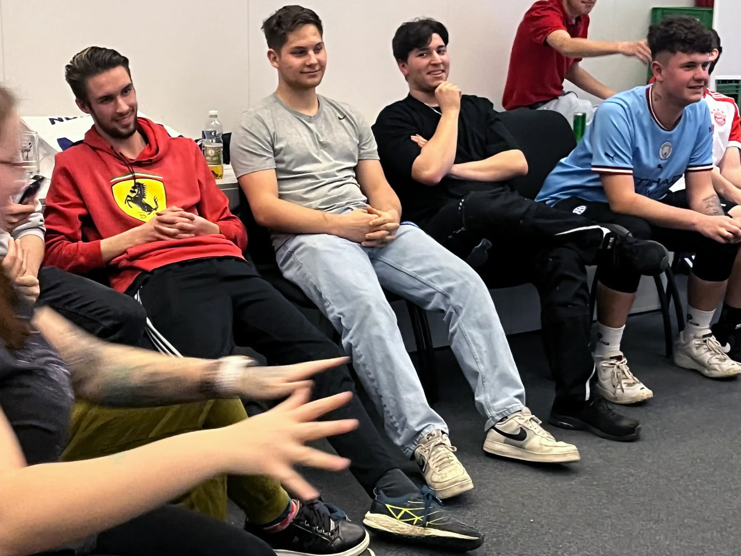 Gruppe junger Menschen in lockerer Diskussion sitzen