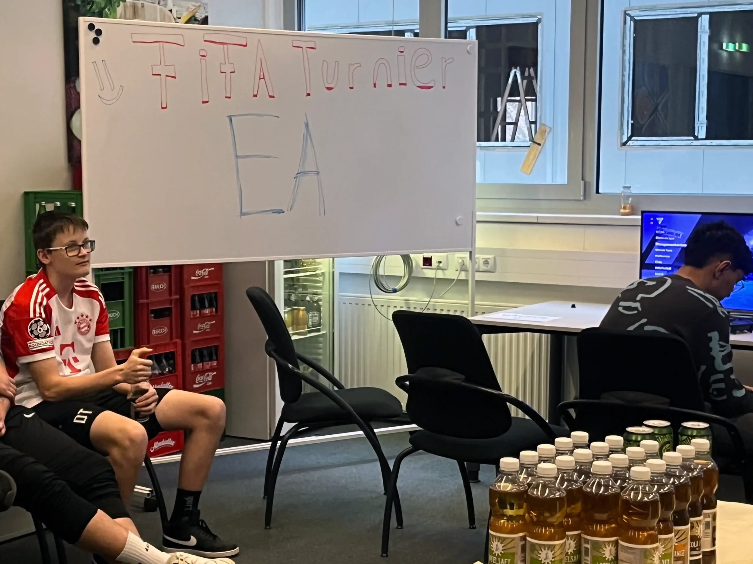 Teilnehmer beim FIFA Turnier in einem Büro