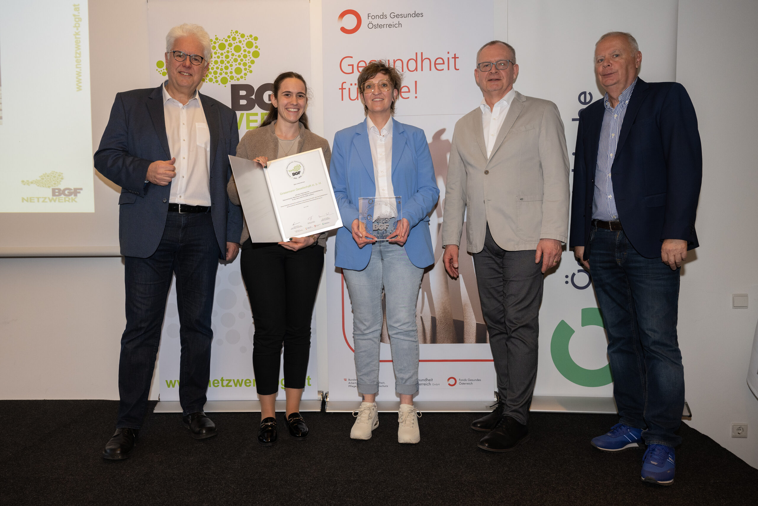 Fünf Personen bei einer Preisverleihung in Österreich